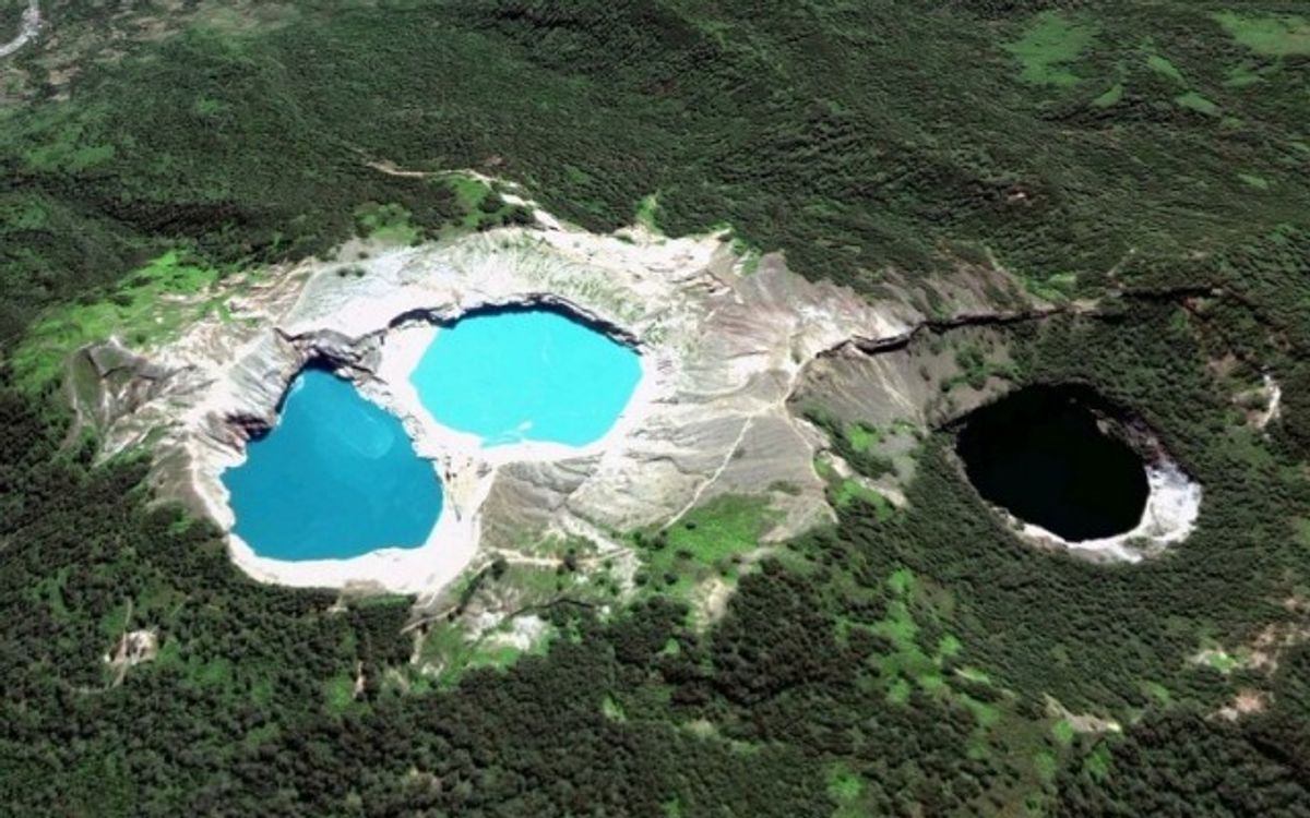 Kelimutu, el volcán con lagos de colores que debes conocer