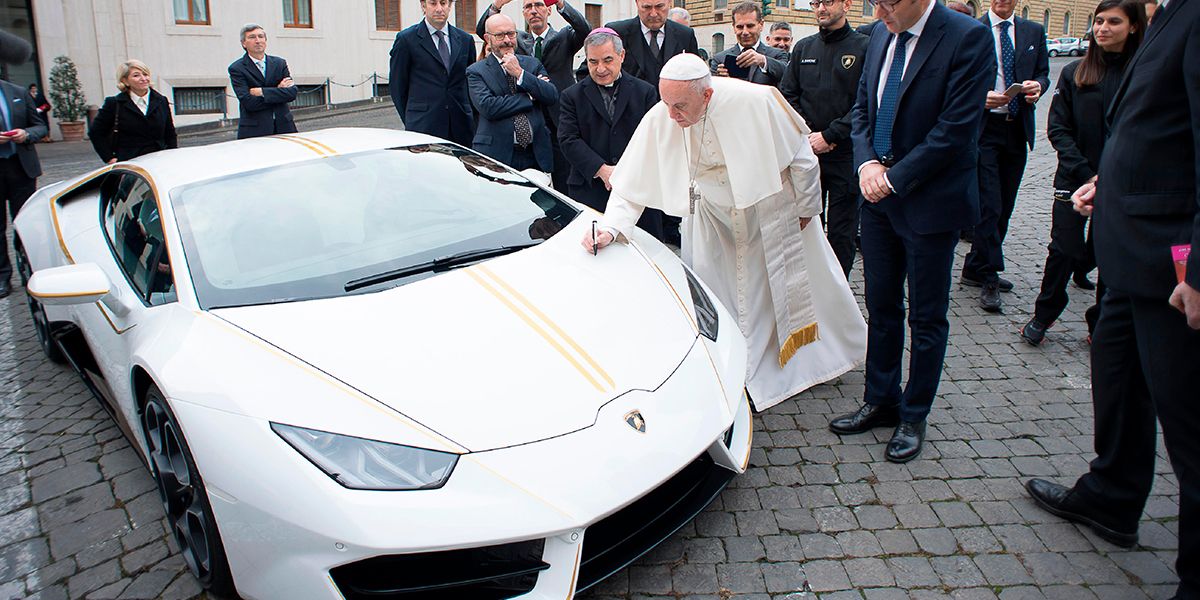 Regalan Lamborghini al papa y lo subastará para ayudar a cristianos de Irak