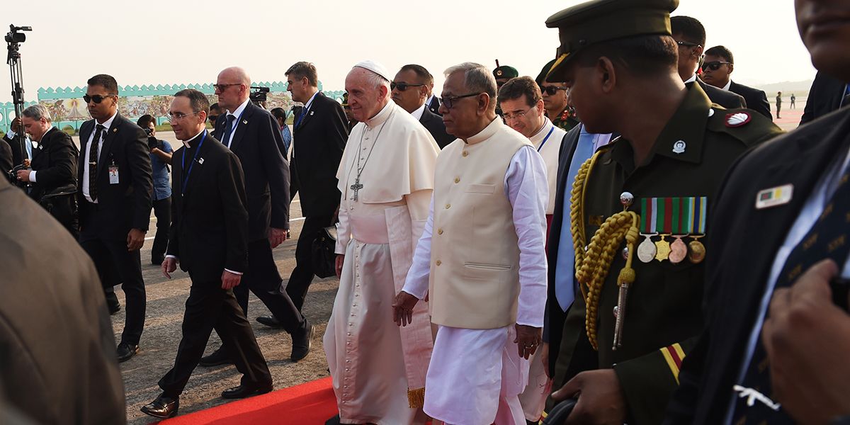 Papa llega a Bangladesh y su Presidente lo elogia por alzar su voz por los rohinyás