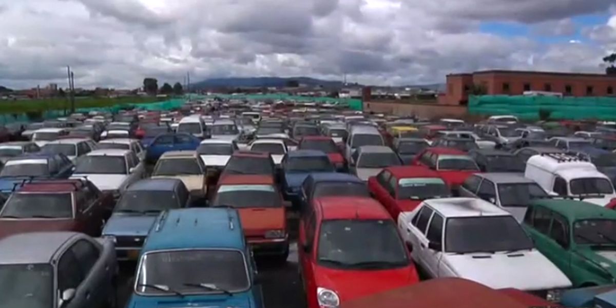 Subastarán como chatarra 527 vehículos declarados en abandono en patios de Bogotá