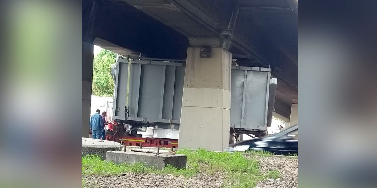 Tractocamión quedó atrapado debajo del puente de la Av. Boyacá con calle 26