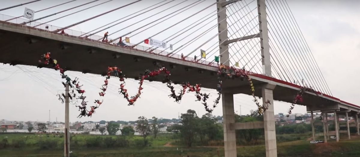 En Hortolandia 245 personas se tiraron al mismo tiempo de un puente