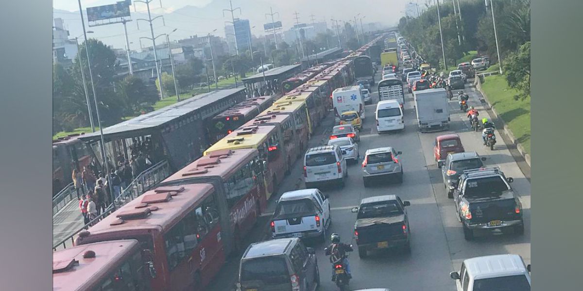 Bus de TransMilenio varado genera monumental trancón en la Autonorte