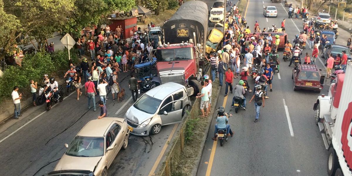 Por fuerte accidente, cerrado paso entre Bucaramanga y Piedecuesta en Santander