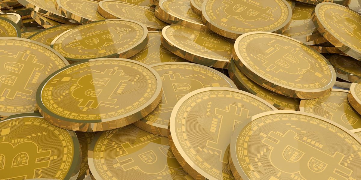 Piratas cibernéticos roban 70 millones de dólares en bitcoins