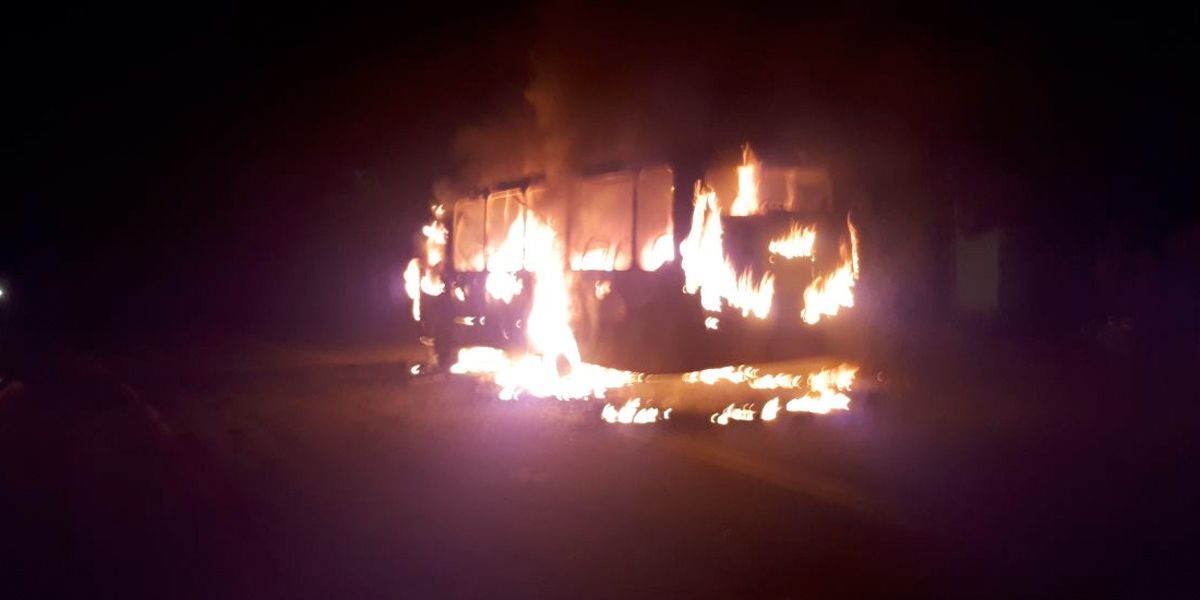 Incineran un bus en vía Corinto – Caloto en el Cauca