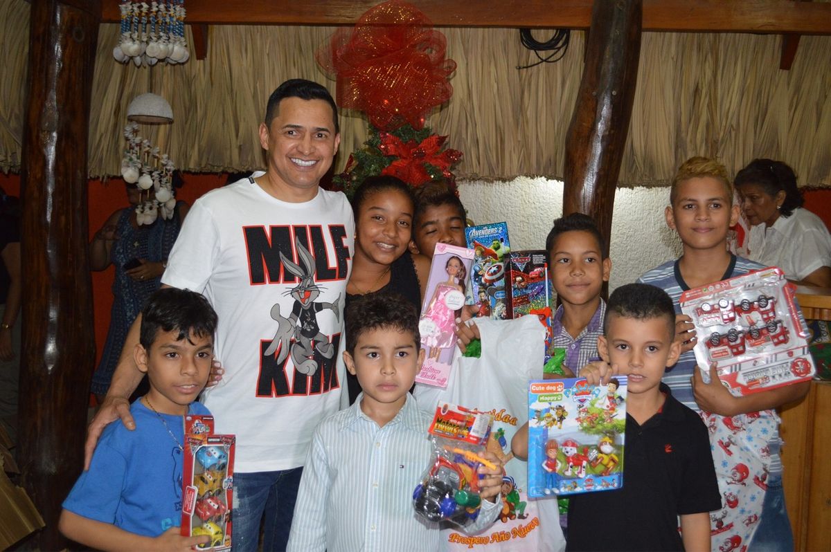 Jorge Celedón se “vistió” de Papá Noel en La Guajira
