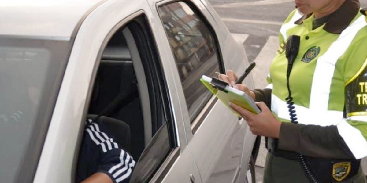 Capturan a conductor de transporte ilegal por ofrecer dinero a policías de tránsito