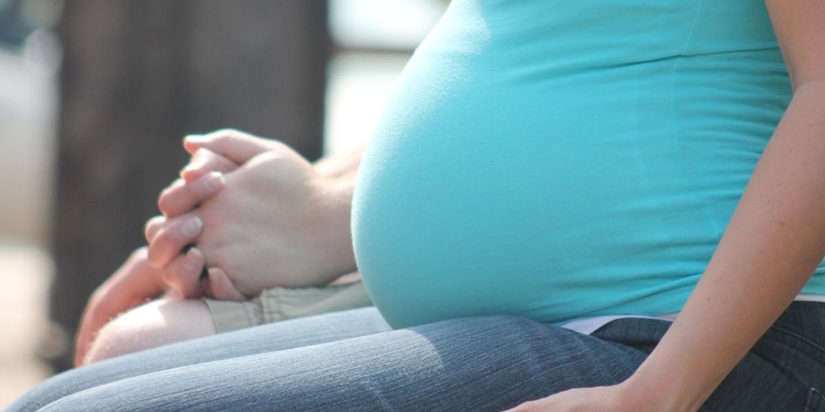 Madres adoptantes deben tener mismos derechos que mujeres en embarazo: Corte Constitucional