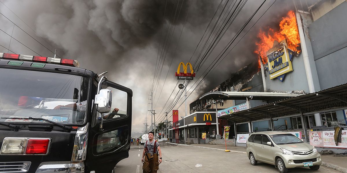 Aumenta a 38 la cifra de muertos tras incendio de centro comercial en Filipinas