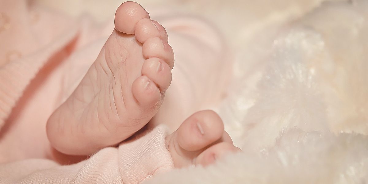 Nace bebé concebido por primera vez por tres progenitores en Grecia