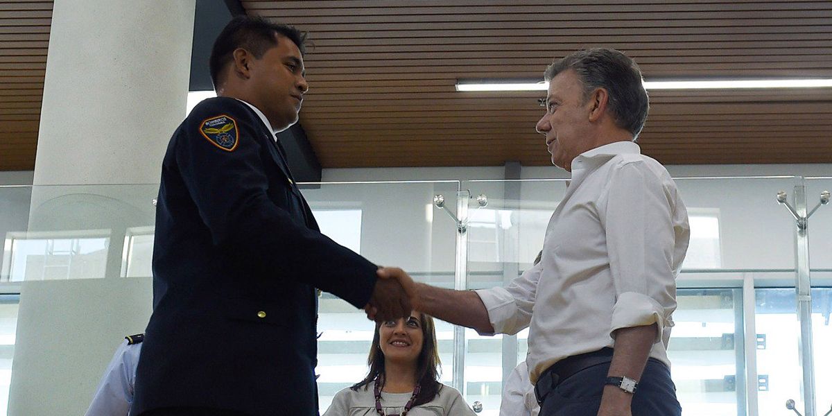 Santos condecora a bombero por rescate de 34 personas atrapadas por un río