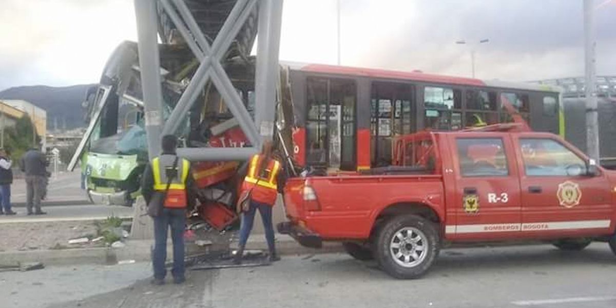 Aparatoso accidente de bus de TransMilenio en portal 20 de Julio