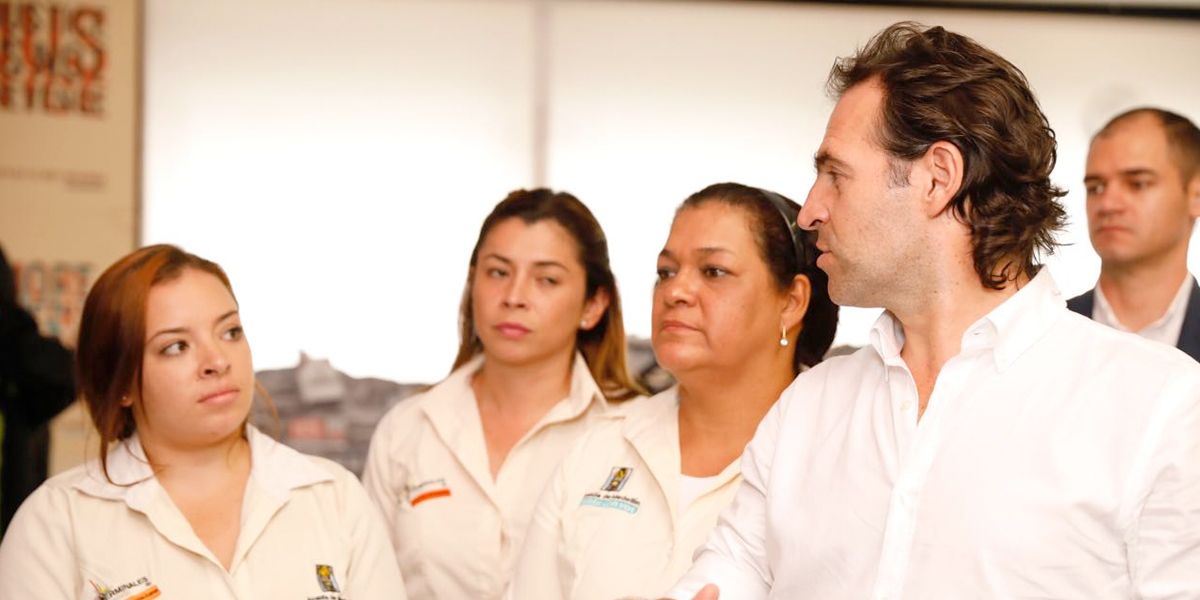 Alcalde de Medellín recorre museo con contratistas que se fotografiaron con Popeye
