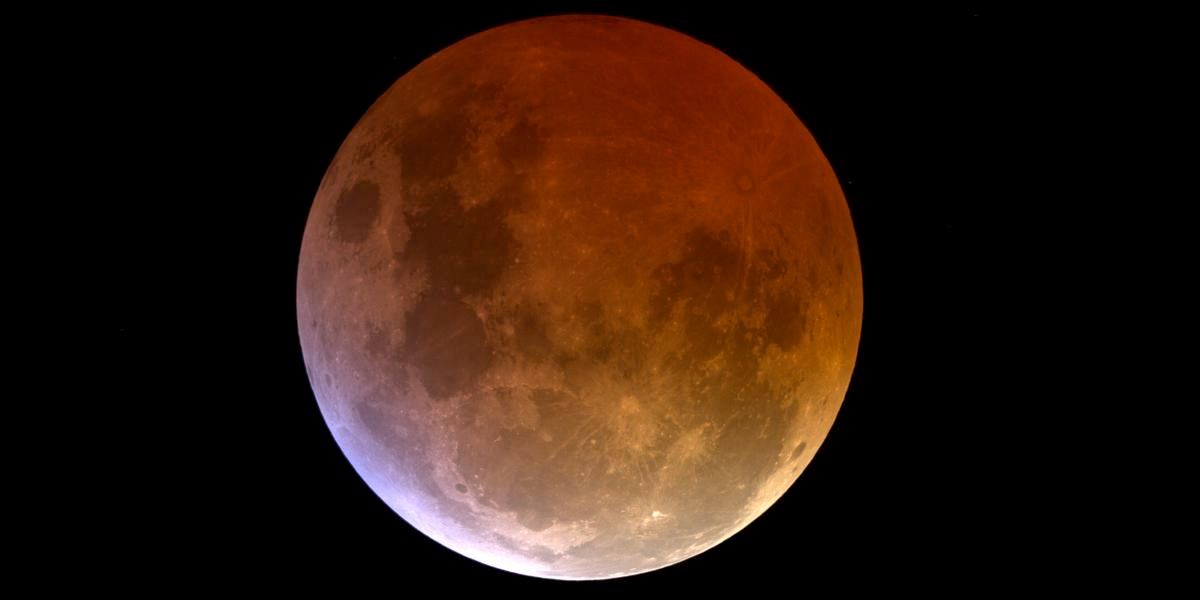 La Luna se tiñe de rojo en eclipse total