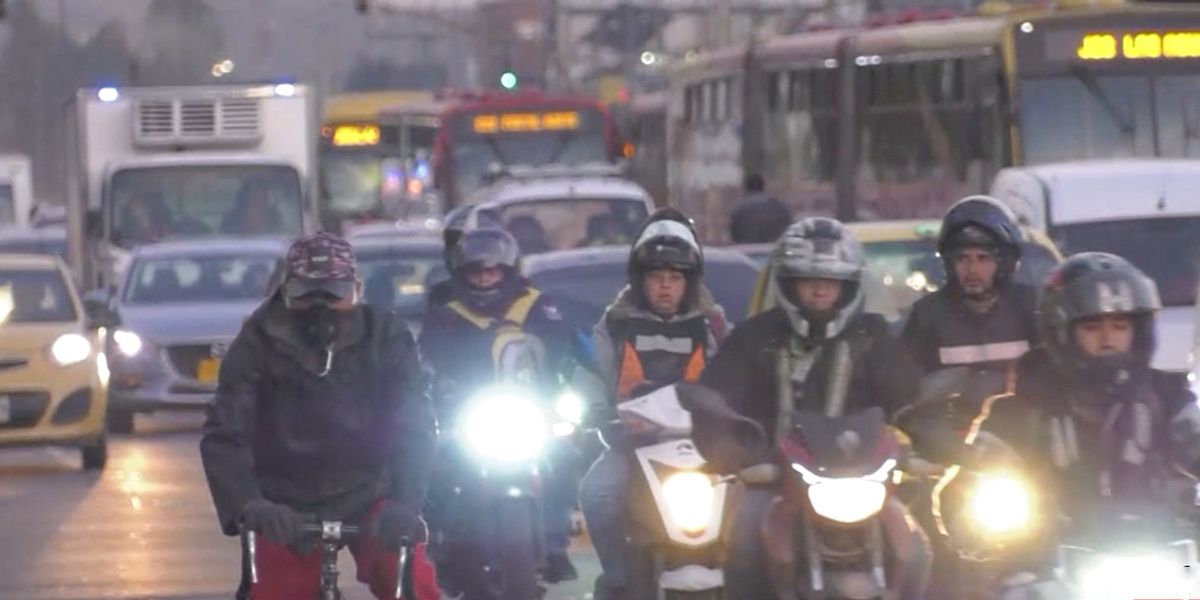 Las motos contribuyen con un 50% al aire contaminado en Bogotá, según estudio