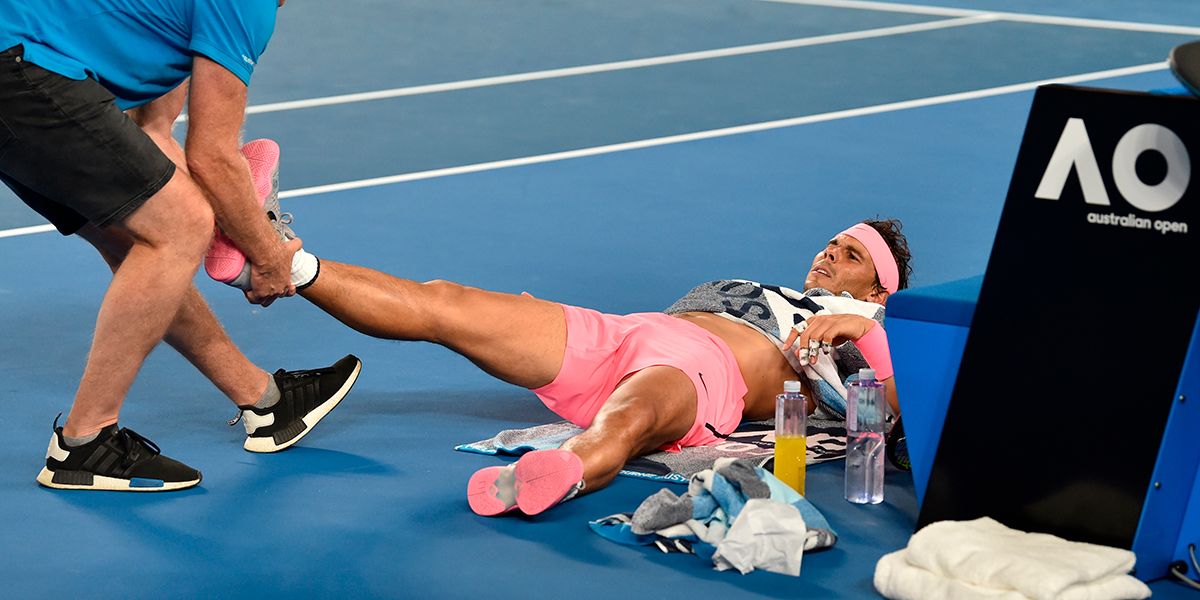 Nadal abandona Abierto de Australia tras lesión en su pierna derecha