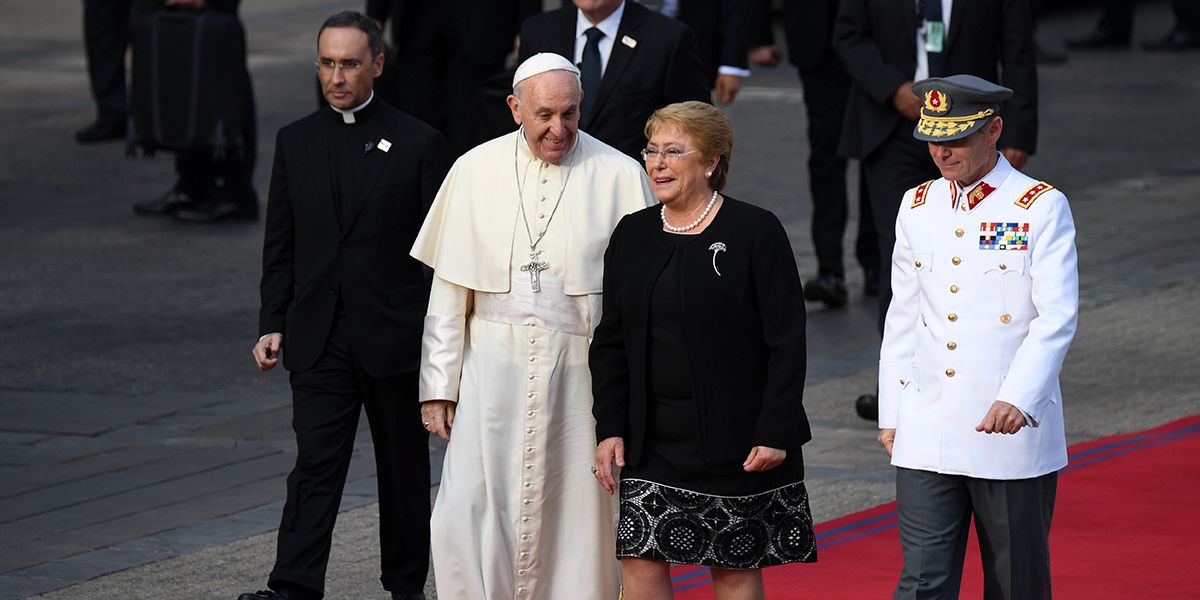 Papa Francisco llega al Palacio de la Moneda para su encuentro con Bachelet
