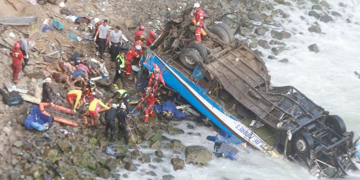 Aumenta a 50 la cifra de muertos por accidente de bus en Perú