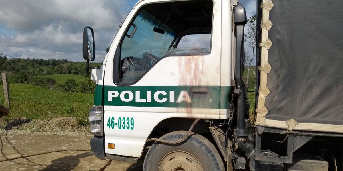 Contrabandistas de gasolina incendiaron camión de la Policía dejando dos heridos