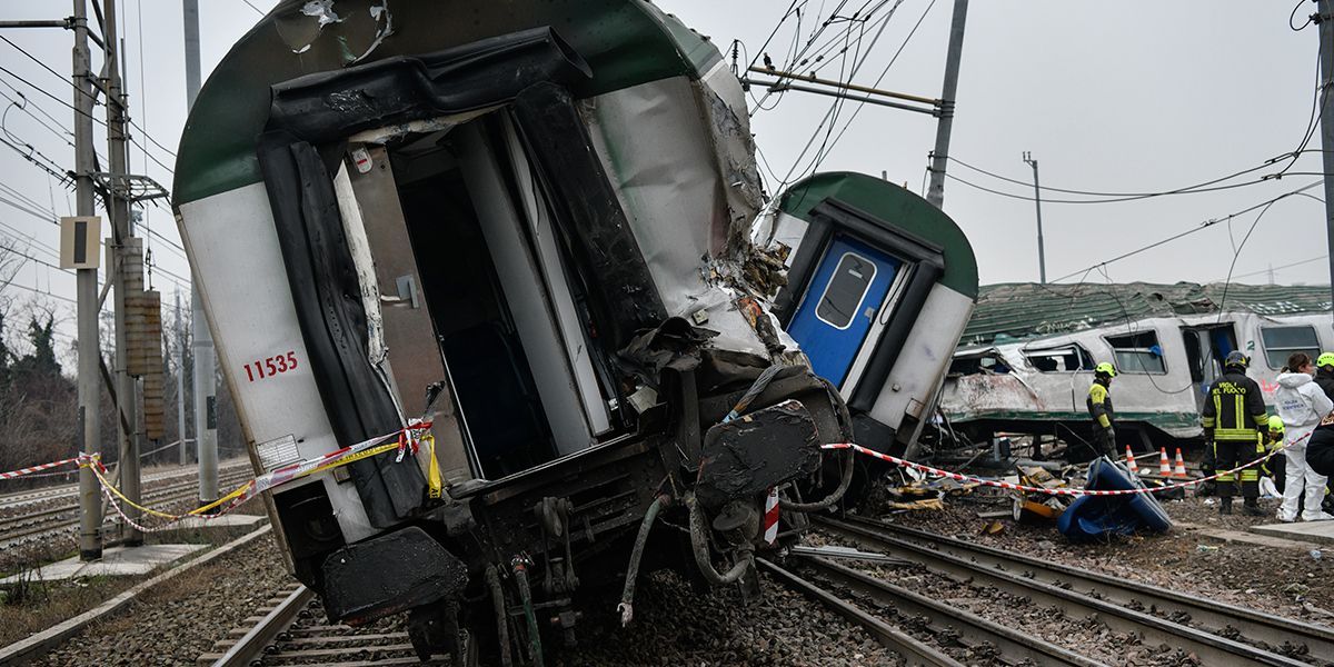 Al menos tres muertos y decenas de heridos por descarrilamiento de tren en Milán