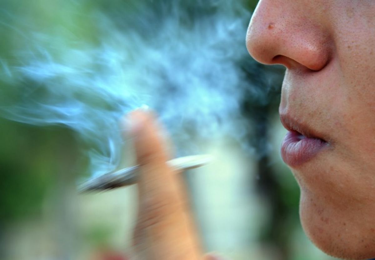 Un joven fumando marihuana, Paraguay, 2 de mayo de 2015. / PH: Norberto Duarte - AFP.