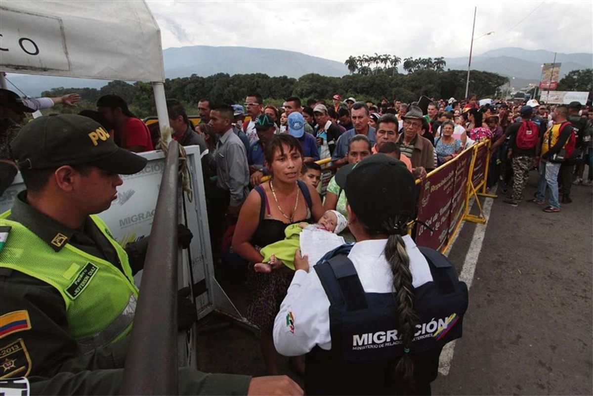 Ciudadanos venezolanos cruzan el puente internacional Simón Bolívar de San Antonio del Táchira en Venezuela. Rico en petróleo y una vez uno de los países más ricos de América Latina, ahora enfrenta un colapso económico y una amplia difusión popular. / PH: George Castellanos - AFP.