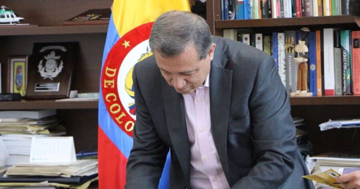 Santos quiere meter en la cárcel a Uribe para robarse las elecciones: Ernesto Macías