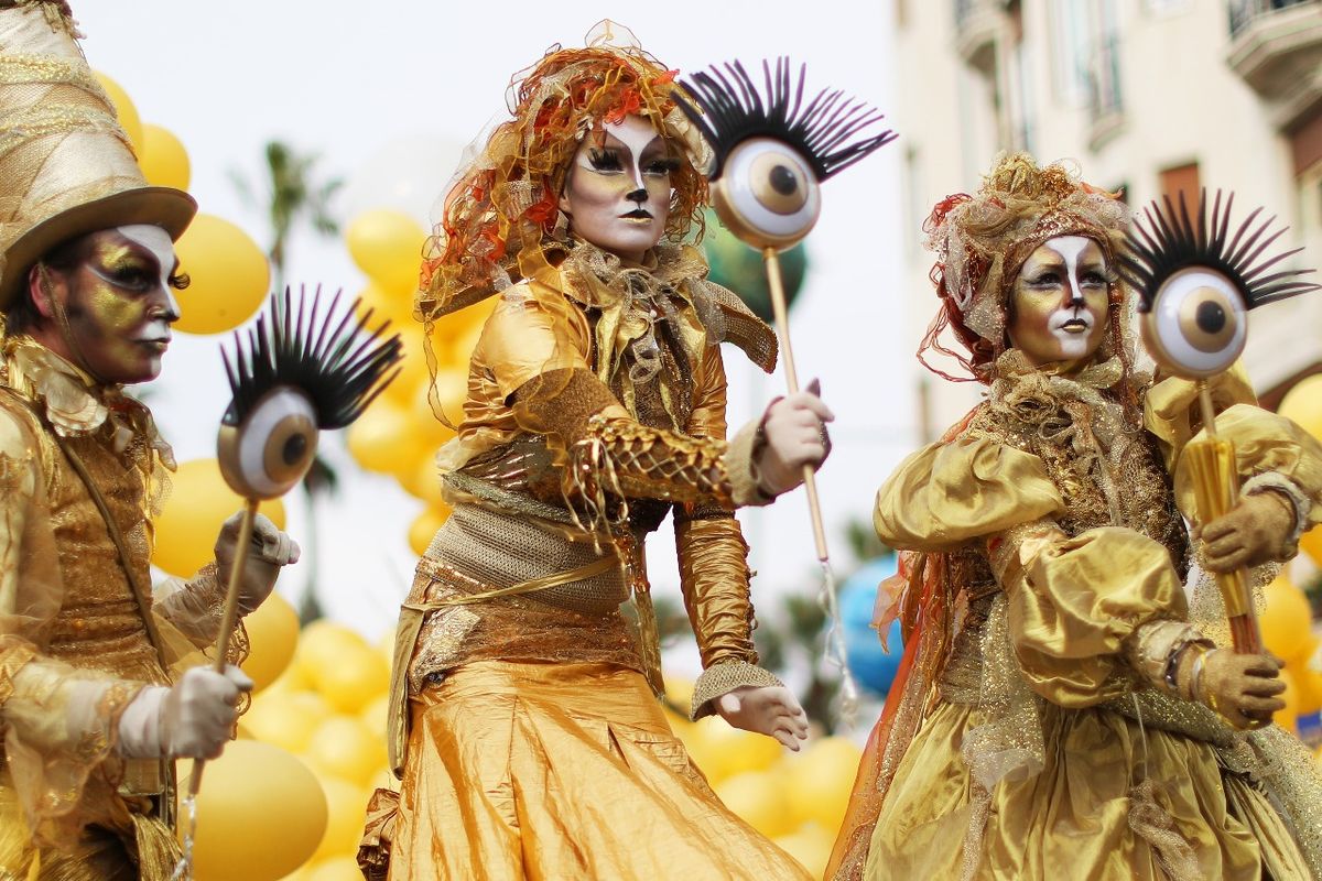 Artistas actúan durante la 134ª edición del Carnaval de Niza el 21 de febrero de 2018 en Niza. El tema de la edición de este año, que se extiende desde el 17 de febrero hasta el 3 de marzo, es el "Rey del espacio". / PH: Valery Hache - AFP.