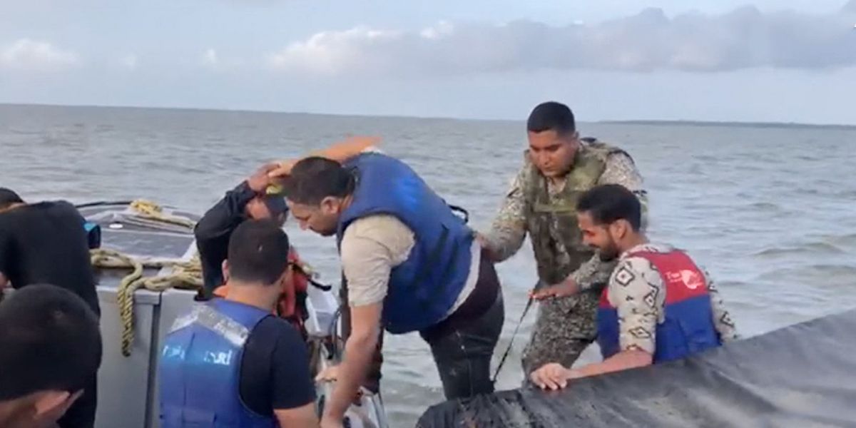 20 personas rescatadas tras naufragio de bote en Urabá