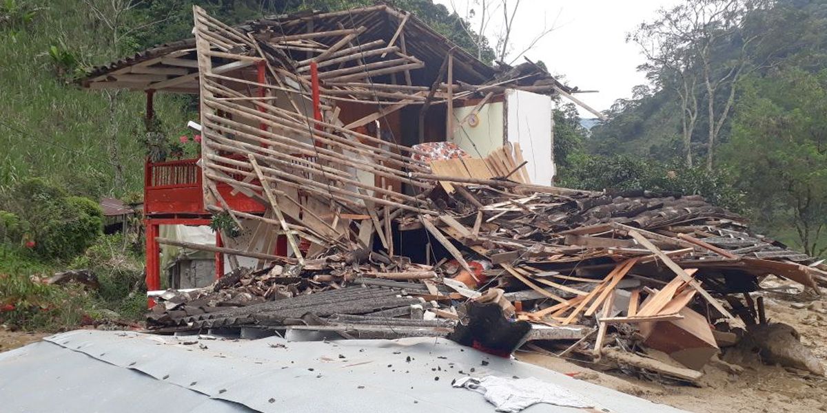 Una escuela y por lo menos 15 viviendas arrasadas por avalancha entre Antioquia y Caldas
