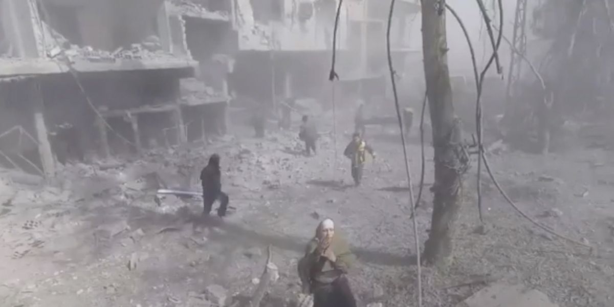 44 muertos tras ataques aéreos y de artillería cerca a Damasco