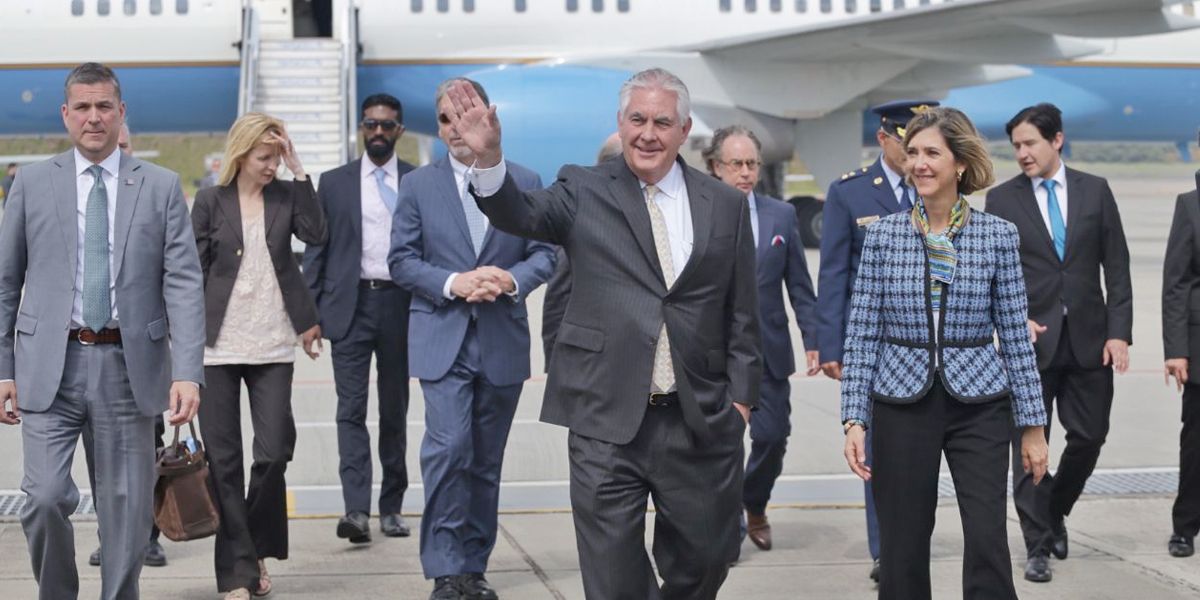 Aterriza en Colombia, el secretario de Estado de EUA, Rex Tillerson