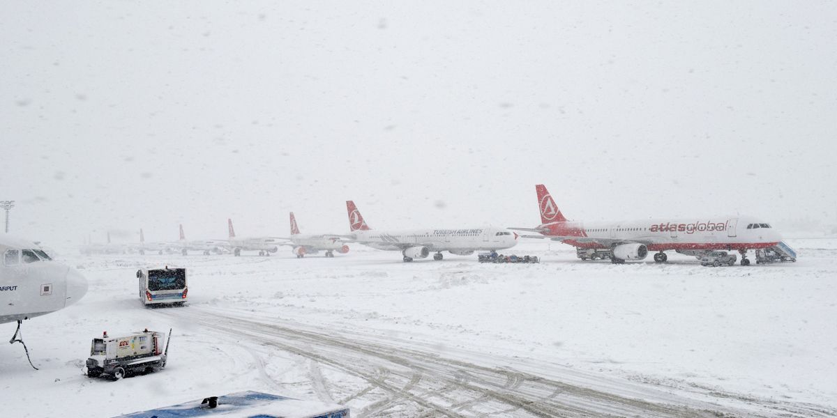 Cancelan más de 2300 vuelos por temporal de nieve en Europa