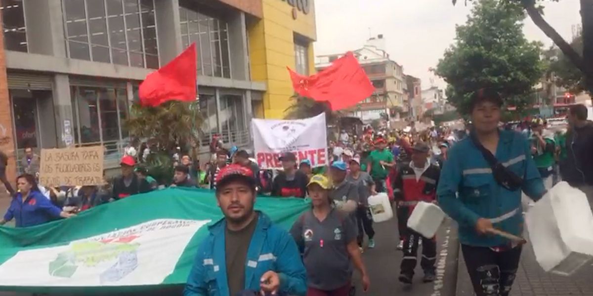 Avanza marcha de recicladores y extrabajadores de Aguas de Bogotá