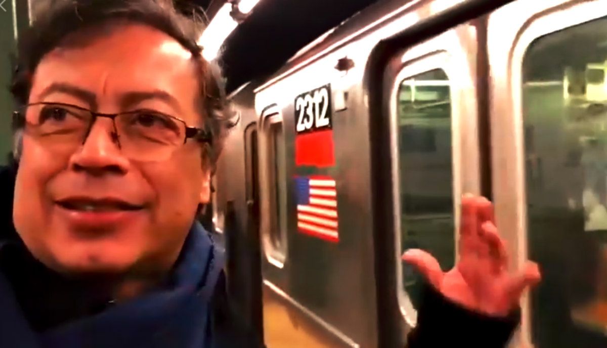 Gustavo Petro critica a Enrique Peñalosa recorriendo el metro de Nueva York