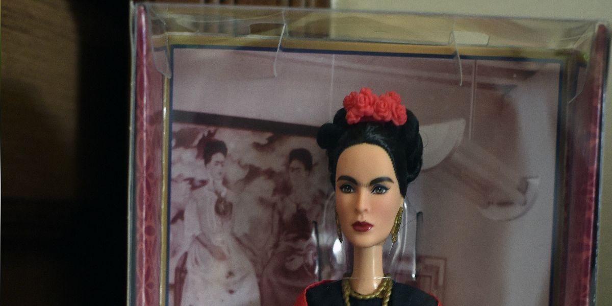 Juez impide la venta de una Barbie de Frida Kahlo en México
