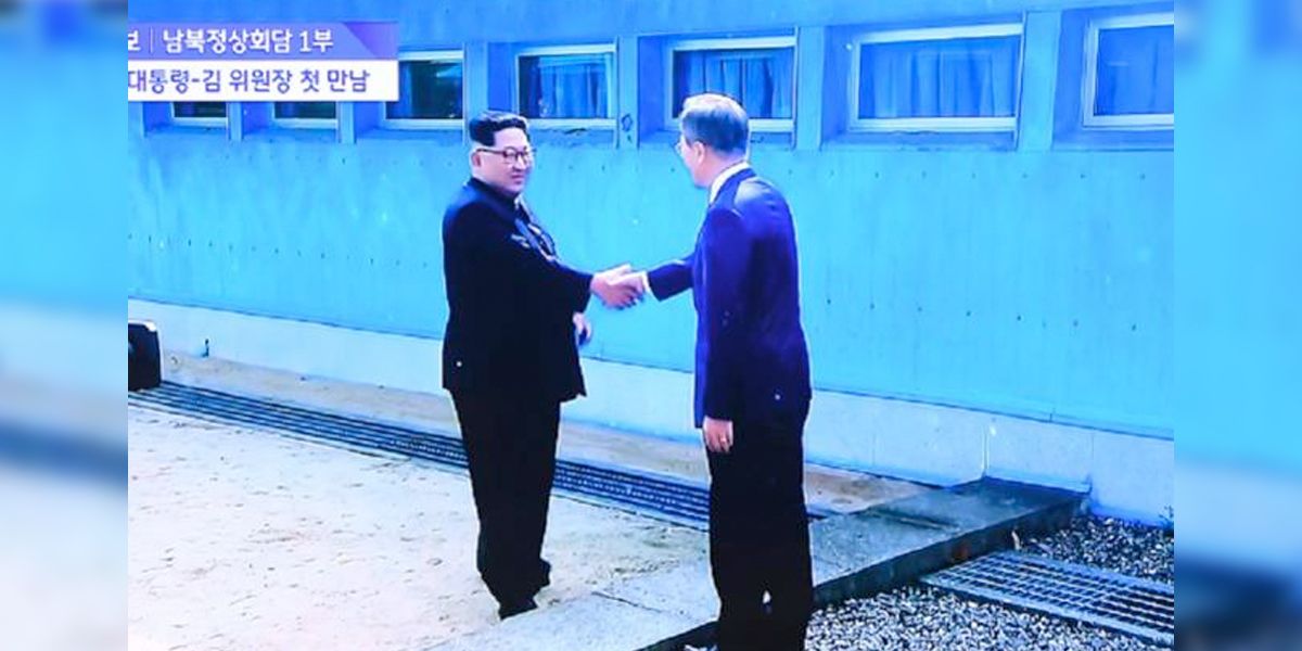 Moon y Kim se dan la mano en la frontera para dar inicio a su histórica cumbre