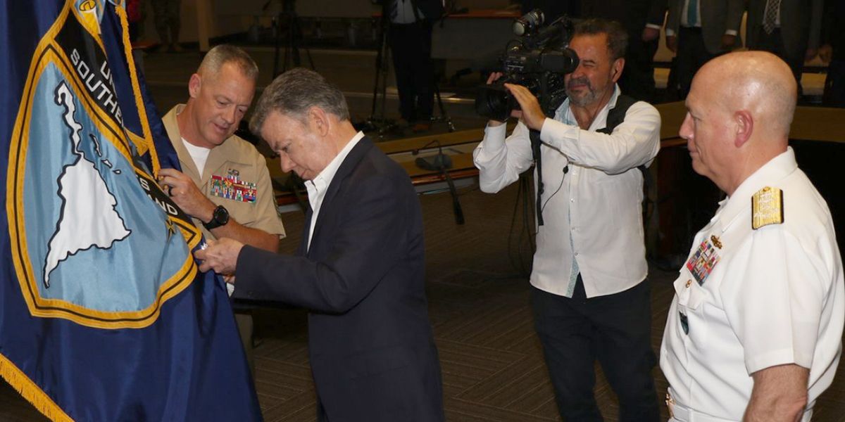 Santos entrega Orden de San Carlos a Comando Sur de EE.UU por apoyo a la paz de Colombia