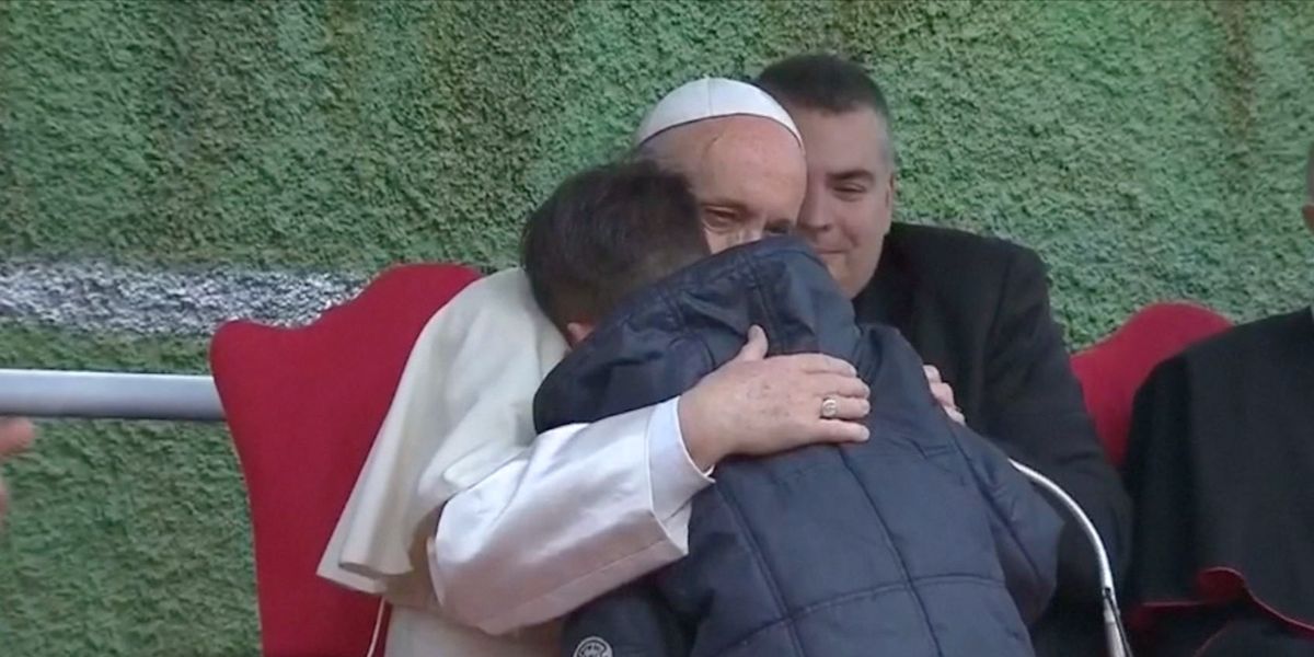 El papa consoló a niño que preguntó si su padre ateo estaba en el cielo
