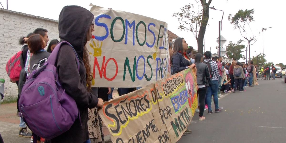 Avanza marcha de estudiantes que protestan por intereses del Icetex