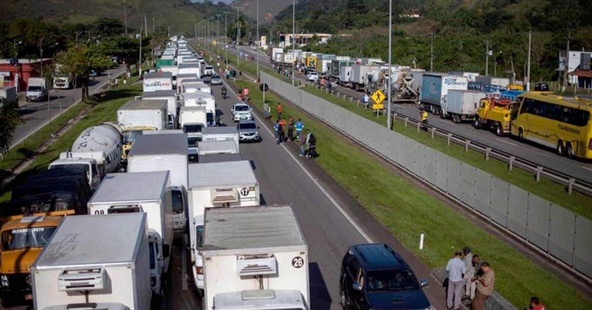 Hay desabastecimiento por paro camionero en Brasil