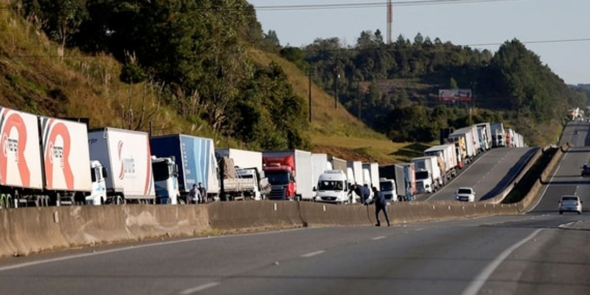Se agudiza crisis en Brasil por desabastecimiento a causa de paro camionero