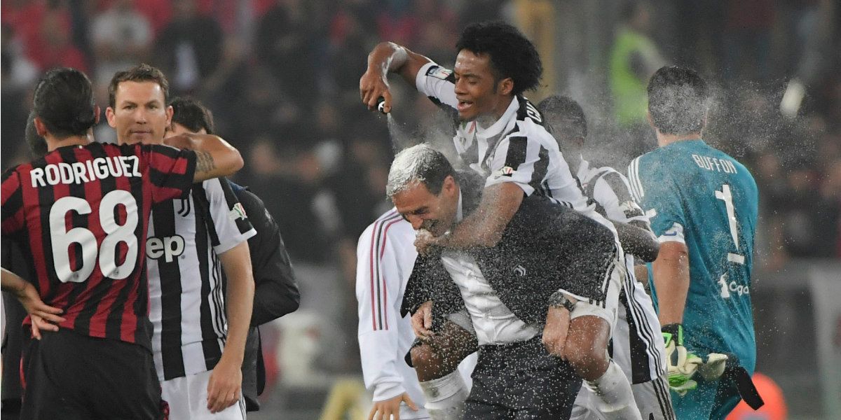 La particular celebración de Cuadrado en el título de la Juventus