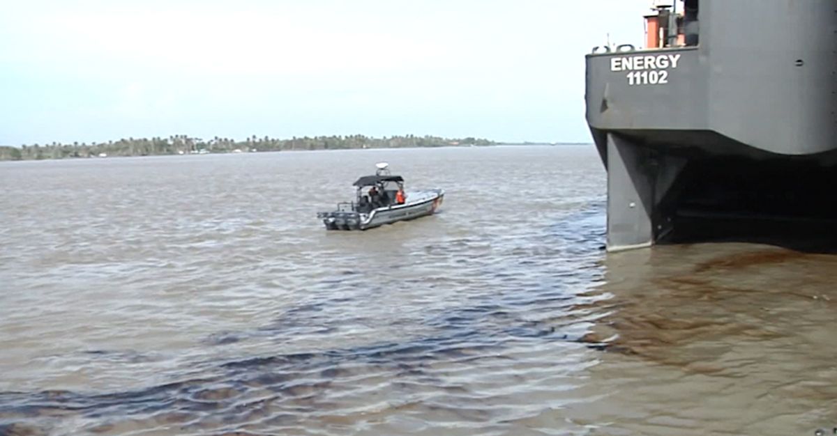 Derrame de crudo en canal de acceso al Puerto de Barranquilla