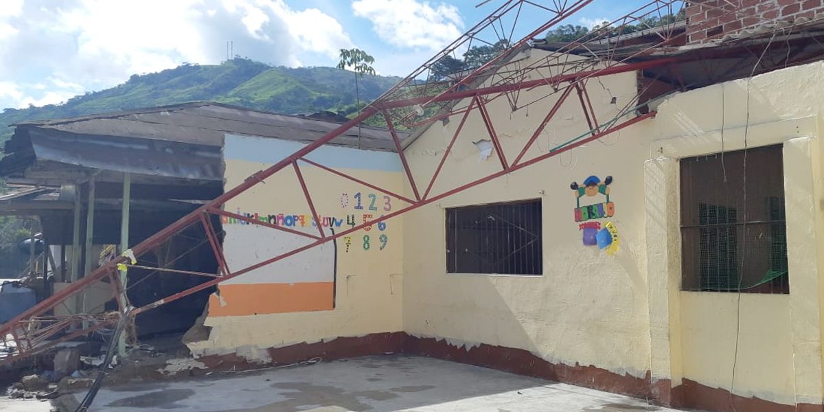 Tras creciente del río Cauca queda destruida escuela de Puerto Valdivia