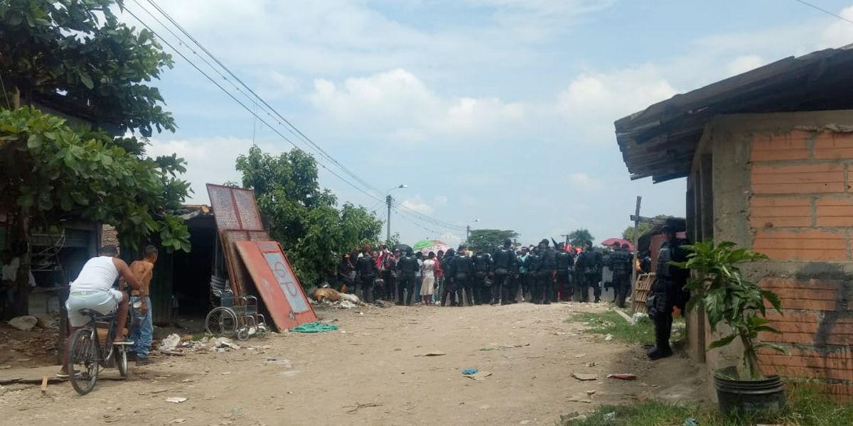 Desalojan familias en Jarillón de río Cauca