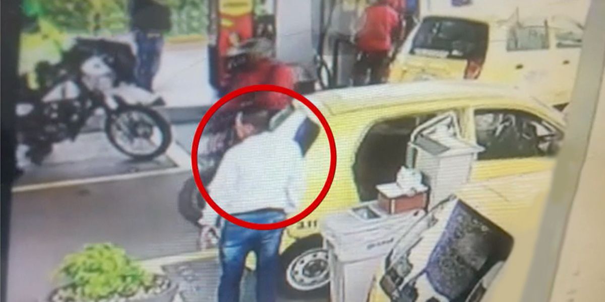 Descubren a taxista robando en estación de gasolina en Bogotá