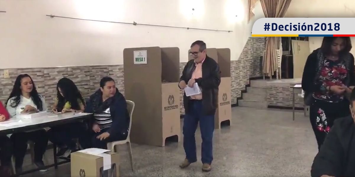 Rodrigo Londoño vota por primera vez en presidenciales tras el acuerdo de paz