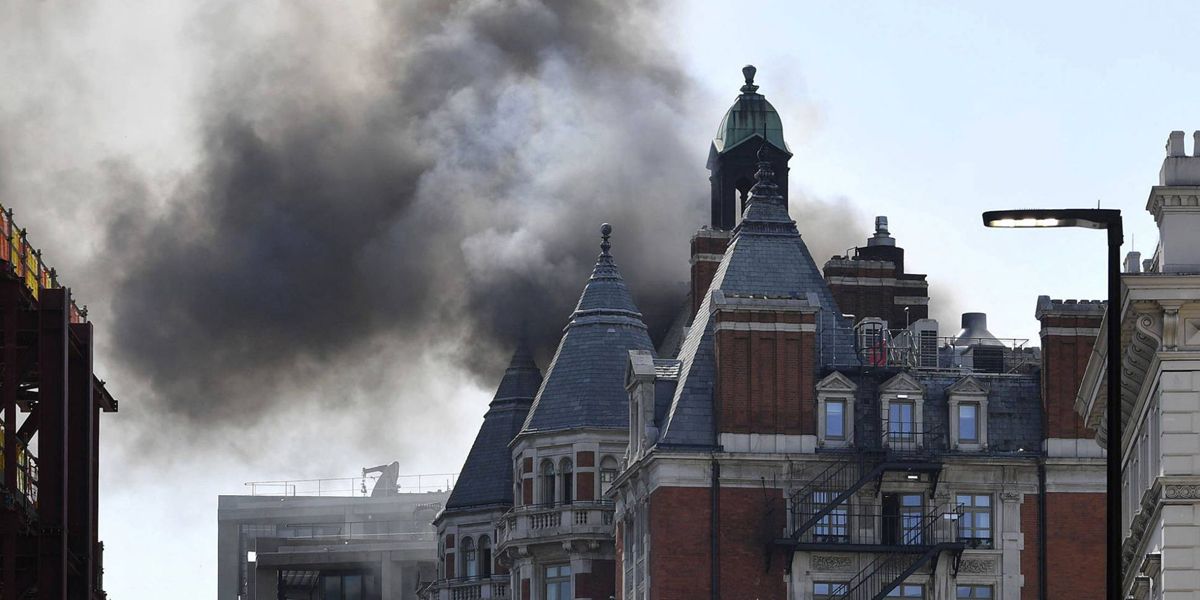 Escenas de pánico en Londres por incendio en un lujoso hotel